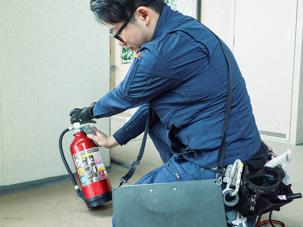 消化器を点検する代表